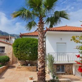 Tyros House - Costal Escape Just Steps From The Beach, hotel a Tyros