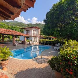 Villa Jardín Con piscina y jacuzzi, hotel i Bonda