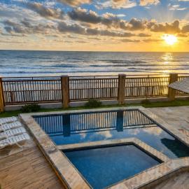 Luxury Oceanfront House - Beachfront - Pool, hotel in Aquiraz