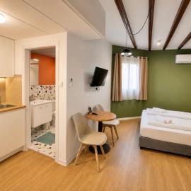 Modern Studio 4 private Kitchenette and Bathroom, hotel v Limassolu