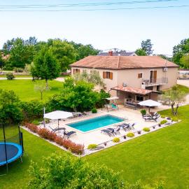 Family Villa Krizanci Istria, hotell i Žminj