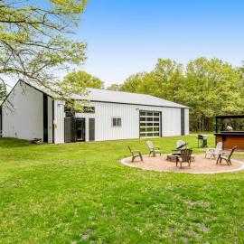 Moe's Vineyard - Barndominium, hotel v destinaci Necedah
