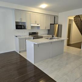 Modern & spacious 4-bedroom home with free parking، فندق في برامبتون