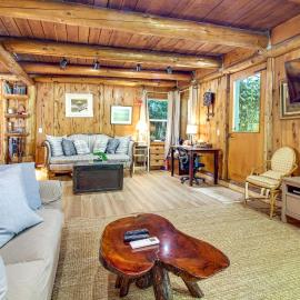 Hike to the Coast! Log Cabin on 5 Acres in Bandon, hotel v destinaci Bandon