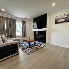 Spacious 4-Bedroom Home in NW Calgary, ξενοδοχείο στο Κάλγκαρι
