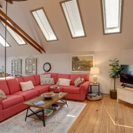 Pet-Friendly Loft Vacation Rental w/ Fire Pit!, hotel a Bemus Point