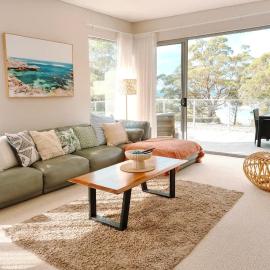 Penthouse by the Bay - Husky beachfront