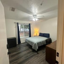 Private Bedroom and Bathroom at University of Florida, Apt 202 - Room #1, hotel in Gainesville