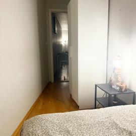 Habitacion con cama y balcon