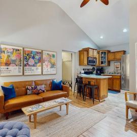 Arrowhead Resort - Stylish Retro Escape, хотел в Саугатук