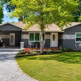 Cozy Cottage - Sleeps 8 - Close to Silver Springs & WEC, hotell i Ocala