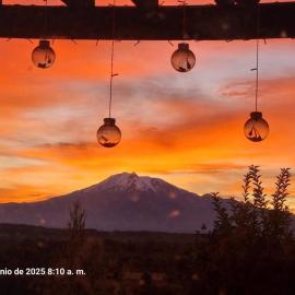 Quincho Mirador de Volcanes Fusión Rústica-Moderna
