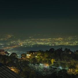 The Dew Drops Kasauli I Near Mall Road Kasauli I Sun Set View I Open Terrace I Bath Tub I Multi-Cuisine – hotel w mieście Kasauli
