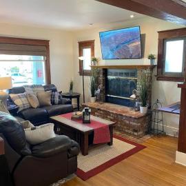 "Univeristy" Charming Craftsman - 3 bd, 2ba in Riverside, hotel in Riverside