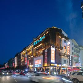 铂曼时尚酒店Boman Fashion Hotel 300 Meters From National Forest Park East Gate, hotel a Hanqiyu