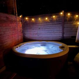 Luxury Duck Pond Glamping Hot Tub, Alpacas, Stars, hotel em The Dalles