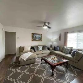 "Penny-3-1half" Beautiful 3 bedroom home with hardwood floors, laundry and AC in Riverside!, hotel in Riverside