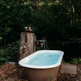 Luxury Glamping Creek-side, Soaking Tub, Alpacas, hotel em The Dalles