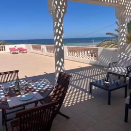 Villa pieds dans l'eau, magnifique terrasse face à la mer, Hotel in Zarzis