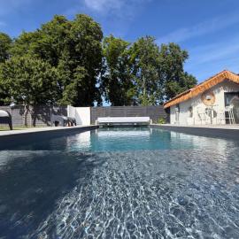 Suite Donatella - Piscine, Vue Hippodrome & Village à pied, hotelli kohteessa Villeréal