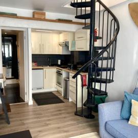 Surf Pad St Ives - Cosy Coastal Retreat 2 Min to Beach and Harbour, hotel i St Ives