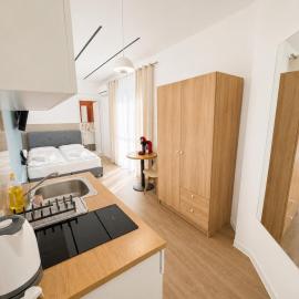 Modern Studio 8 Balcony Kitchenette Bathroom, hotel en Limassol