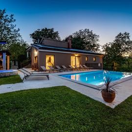 Villa Ferlini in Central Istria with private 10000 m2 garden, wellness & family activities on plot, hotel in Svetvinčenat