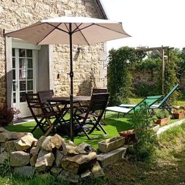 Viesnīca Cottage de charme en pierres à 25 mn de la côte de Granit rose pilsētā Bégard
