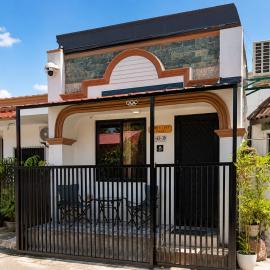 Santa Cosy villa private unit A - 2BR Apt Fast Wi-Fi, Netflix included hot showers