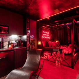 BDSM Warszawa Red Velvet Suite- Luxury Studio Adults Only by Atelier Noir, Self Check-in, AC, optional breakfest