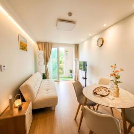 Jeonju Station 5 minutes Local eateries Lakeside walks Great value Warm Jeonju, hotel in Ajung-yŏk
