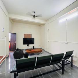 StayZO MENS HOSTEL & DAILY ROOMS