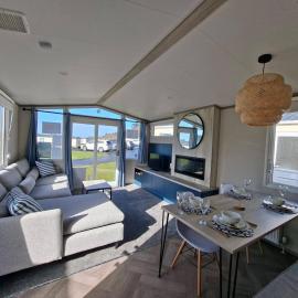 Three Lochs Holiday Park, 139 Loch View with Lazy Spa Hot Tub, Platinum 3 bedroom Holiday Home for Hire, hotel in Balminnoch