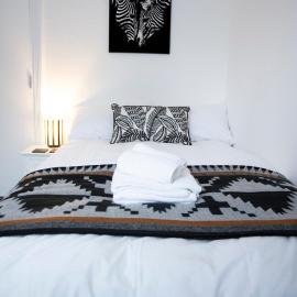 Monochrome Maison - 4-Bedroom Maidstone Town Centre Home - Sleeps 8 - Garden & Parking - Ideal for Families & Contractors