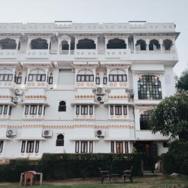 hotel sargam sadan、Jāmbのホテル