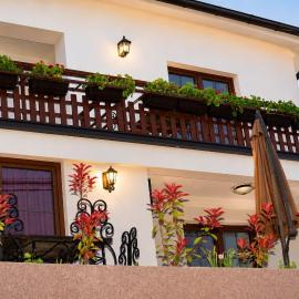 Robinson Sunrise House Old town، فندق في أوخريد