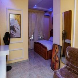 Tomfrank Hotel, hotel di Ado