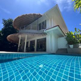 4 Bedroom Villa with private pool on Beach Front Resort, hotel in Thong Son Beach