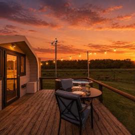 The Secret Meadow - Hottubs Wellness Retreat, hotel in Stapleford