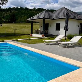Mali Raj, hotel i Banja