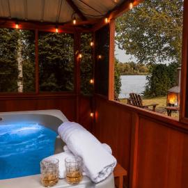 Chalet Havre lake view and access spa fireplace close to Lac Saint Jean: LʼAscension şehrinde bir otel