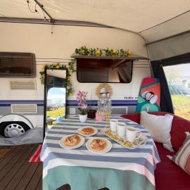 Capri - kolorowa przyczepa kempingowa w Jastarni