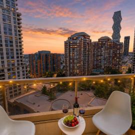 High-End 2BR 2BATH Condo-Steps to Square One Mall, hotelli kohteessa Mississauga