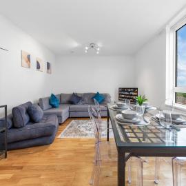 Modern 2 Bed Flat 5 mins Ealing Broadway Station, hotel in Ealing
