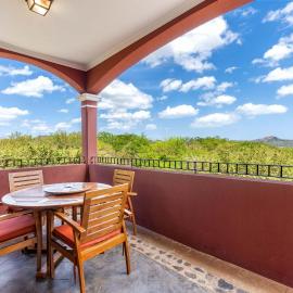 Recently Renovated Luxury Condo with Resort-Style Beach Club Access and Ocean Views, хотел в Плайя Кончал
