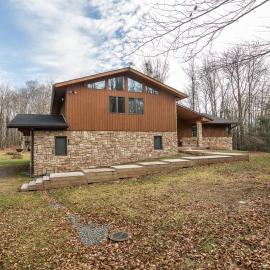 Modern Home Great for Vacations and Seeing Shows at Bethel Woods、Parksvilleのホテル