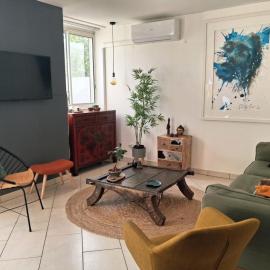 Maison lumineuse avec grande terrasse en bois et jardin, hotel v destinácii Pérols