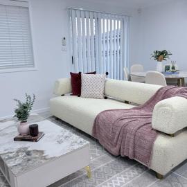 Bright and Stylish 4BR Guesthouse walk to Shops, hotel in Annangrove
