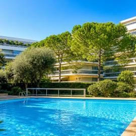 Appartement climatisé avec piscine, proche centre et plages d'Antibes، فندق في أنتيب