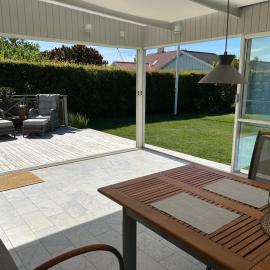 Modern 1 plans villa med jacuzzi och skön trädgård